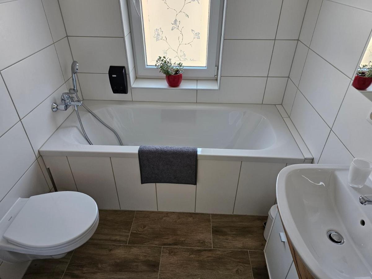 Schoene Grosse Ferienwohnung 79M2 Und 2 Baeder, Zentrumnah, 2Og Erfurt Kültér fotó